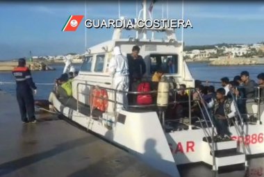 Novantacinque migranti soccorsi al largo di Leuca