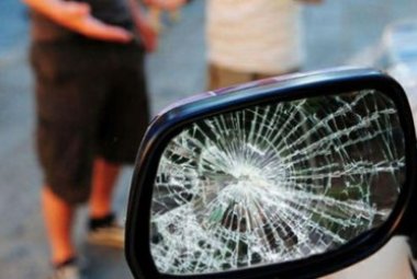 "Mi hai rotto lo specchietto, dammi 50 euro"