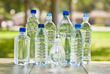 Le bottiglie di plastica provocano il cancro?