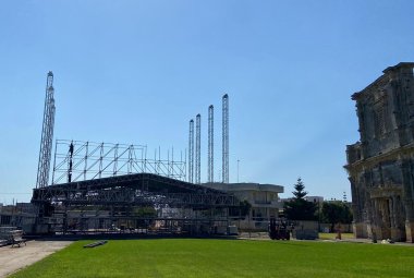 Il palco in costruzione